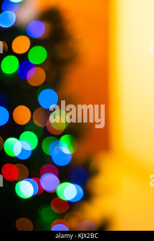 Bunte Weihnachtsbaumbeleuchtungen Bokeh - ein helles Grün bokeh erstellt durch eine Reihe von de-fokussierten Lichter am Weihnachtsbaum. Stockfoto