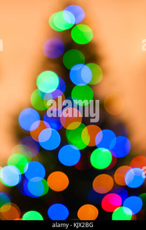 Bunte Weihnachtsbaumbeleuchtungen Bokeh - ein helles Grün bokeh erstellt durch eine Reihe von de-fokussierten Lichter am Weihnachtsbaum. Stockfoto