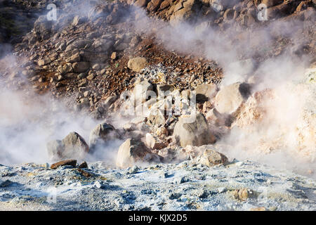 Reisen nach Island - saure mudpot Geothermie krysuvik Bereich auf der südlichen Halbinsel (reykjanesskagi, Halbinsel Reykjanes) im September Stockfoto