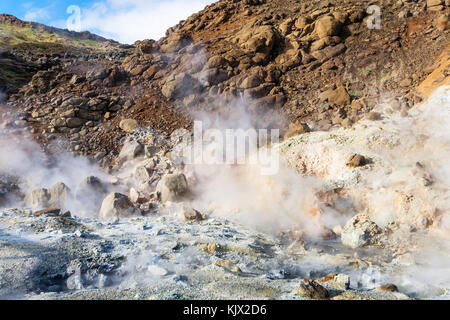 Reisen nach Island - saure fumarole Geothermie krysuvik Bereich auf der südlichen Halbinsel (reykjanesskagi, Halbinsel Reykjanes) im September Stockfoto