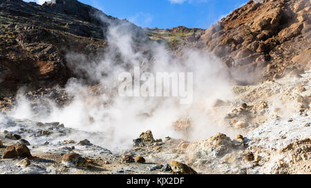 Reisen nach Island - heiße Solfatara in geothermischen krysuvik Bereich auf der südlichen Halbinsel (reykjanesskagi, Halbinsel Reykjanes) im September Stockfoto