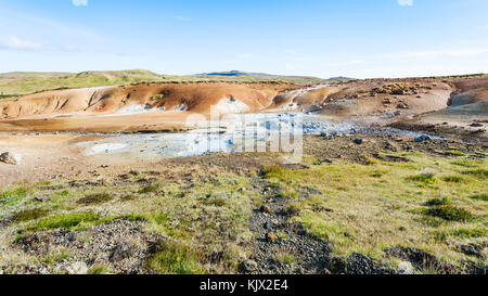 Reisen nach Island - Blick auf Erdwärme krysuvik Bereich mit Fumarolen auf der südlichen Halbinsel (reykjanesskagi, Halbinsel Reykjanes) im September Stockfoto