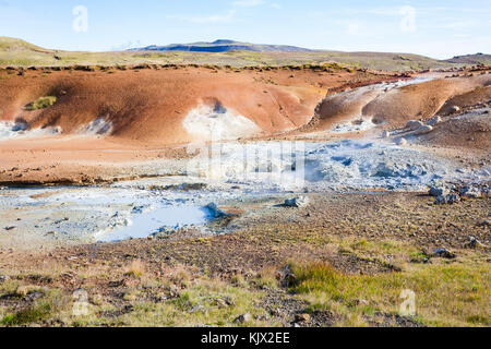 Reisen nach Island - Blick auf Erdwärme krysuvik Bereich mit Solfatara auf der südlichen Halbinsel (reykjanesskagi, Halbinsel Reykjanes) im September Stockfoto