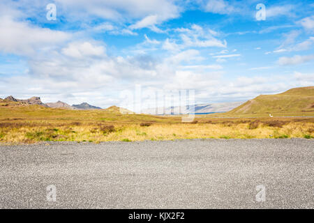 Reisen nach Island - gelbe Wiese im Tal in der Nähe von sudurstrandarvegur Straße in geothermischen Bereich krysuvik auf der südlichen Halbinsel (reykjanesskagi, reykjanes Stockfoto