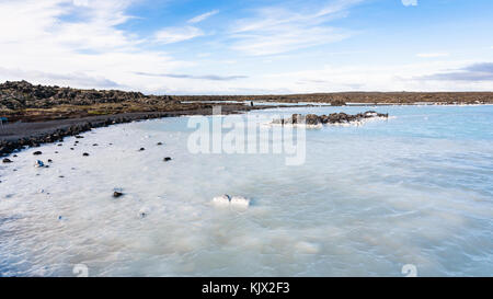 Reisen nach Island - Blick auf die Blue Lagoon geothermalen See in grindavik Lavafeld außerhalb Spa Resort im September Abend Stockfoto