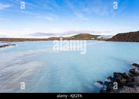 Reisen nach Island - Blick auf die Blue Lagoon geothermalen See in grindavik Lavafeld außerhalb Spa Resort im Herbst Abend Stockfoto