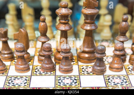 Dekorative Hand aus Holz Schachspiel für den Verkauf in den Großen Basar in Istanbul, Türkei Stockfoto