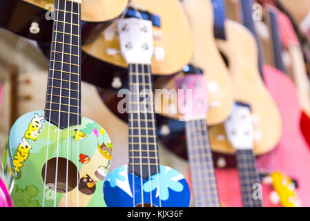 Viele klassische wooden Gitarren aufhängen an Wand von store Showroom, Hintergrund, Muster in Istanbul Grand Bazaar Stockfoto