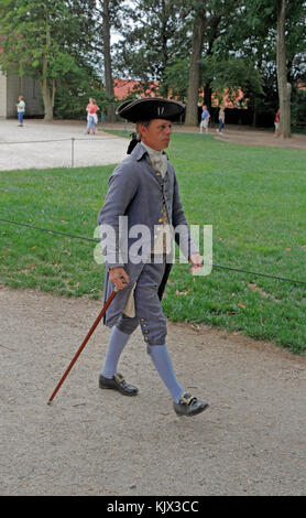 Ein Zeichen Interpreter zu Fuß durch die Mount Vernon Estate, Alexandria, Virginia. Stockfoto