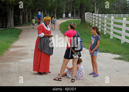 Ein Zeichen Interpreter im Gespräch mit Besuchern zu den Mount Vernon Estate, Alexandria, Virginia. Stockfoto