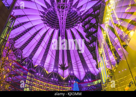 Die lebendige und farbenfrohe Einrichtung auf das Sony Center bei Nacht beleuchtet am Potsdamer Platz in Berlin im Jahr 2017, Deutschland Stockfoto