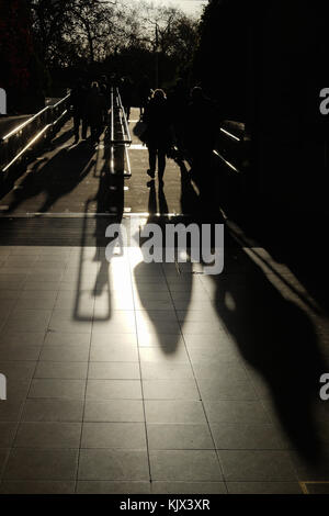 Die Leute am Eingang zur U-Bahn-Station Green Park, London, UK Stockfoto