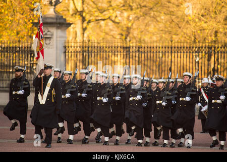 Segler der Royal Navy führen zum ersten Mal in seiner 357-jährigen Geschichte die Wachablösung im Buckingham Palace, London, durch. Stockfoto