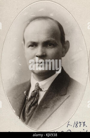 Dieses um 1930 entstandene Porträt von August Nielsen ist ein Zeugnis des fotografischen Stils der Epoche und zeigt eine alte, aber zeitlose Darstellung des Individuums. Stockfoto