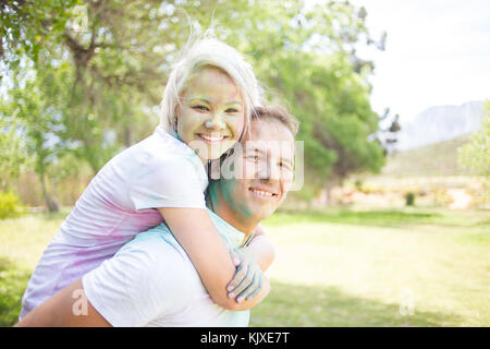 Junge funky Paar spielen mit bunten Wasser Farbe Puder auf der Holi Festival Stockfoto