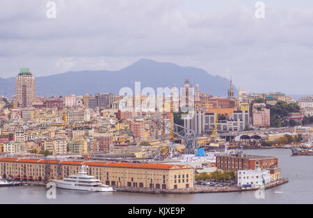 Blick auf den alten Hafen in Genua die italienische Hafenstadt am Mittelmeer mit stadtbild von Genua entfernt. Stockfoto