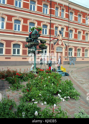 Liepaja, Lettland - 2. Juni 2015: Gemeinde Arbeiter Frauen arrangiert Blumen in Töpfe, die ursprüngliche Straße eingerichtet. Stockfoto