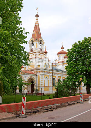 Liepaja, Lettland - 2. Juni 2015: Heilige Dreifaltigkeit orthodoxe Kathedrale barinu Straße hinter den großen Bäumen befindet, Seitenansicht. Stockfoto