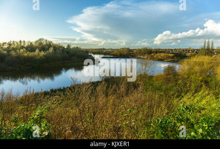 Ein Blick auf den Fluss Mersey aus einer erhöhten Position in Warrington woolston Augen genommen. Stockfoto