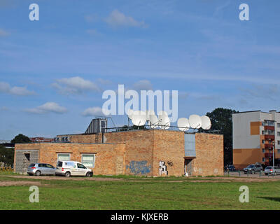 LIEPAJA, LETTLAND - 14. SEPTEMBER 2015: Kabel-TV und Internet-Provider-Station mit Satellitenantennen auf dem Dach befindet sich in einem kleinen Backsteinbau Stockfoto