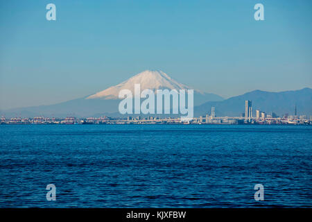 Der Fuji ist von der Tokyo-wan-Aqua-Line aus wunderschön zu sehen. Kredit: Yuichiro Tashiro Stockfoto