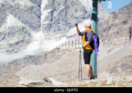 Unscharfes Bild. Trekking, touristische Frauen in Berg Sie Bilder mit Ihrer Kamera in den schönen Berg im Sommer Hintergrund. Stockfoto