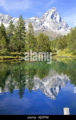 Schöne Aussicht mit Blick auf die Berge und blauer See mit klaren Reflexion in der Natur Sommer Hintergrund. Stockfoto