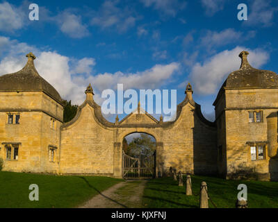 Zwei pepperpot Lodges am Tor zum Alten Camden House Church Street Chipping Camden Cotswolds Gloucestershire England England von Sir Täufer Hicks Stockfoto