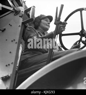 C 1941. Fotografische Funktion zur Veranschaulichung einige der Alltag der Frauen in der mechanisierten Verkehrs Korps - MTC. Dies war eine britische Frauen zivile uniformierte Organisation, Treiber für Ministerien und andere Behörden im Zweiten Weltkrieg zur Verfügung gestellt. Mitglieder fuhren auch Dienstwagen, auch für ausländische Würdenträger und Ambulanzen in den Blitz. Foto von Tony Henshaw Stockfoto