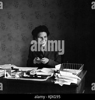 C 1941. Fotografische Funktion zur Veranschaulichung einige der Alltag der Frauen in der mechanisierten Verkehrs Korps - MTC. Dies war eine britische Frauen zivile uniformierte Organisation, Treiber für Ministerien und andere Behörden im Zweiten Weltkrieg zur Verfügung gestellt. Mitglieder fuhren auch Dienstwagen, auch für ausländische Würdenträger und Ambulanzen in den Blitz. Foto von Tony Henshaw Stockfoto