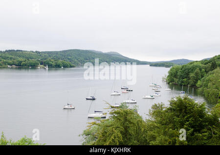 Boote auf dem See Windermere im Lake District Stockfoto