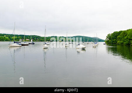 Boote auf dem See Windermere im Lake District Stockfoto