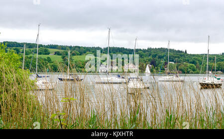 Boote auf dem See Windermere im Lake District Stockfoto