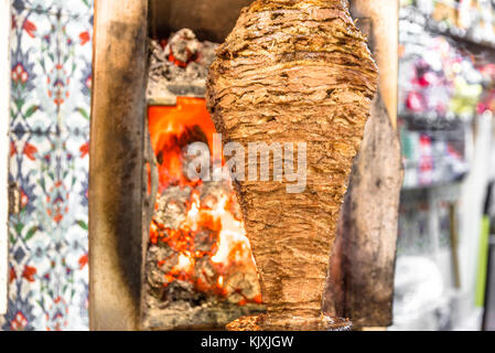 Spieß gegrilltes Lamm, Hammel, traditionelle Fleisch in shawarma oder Kebab Sandwich in Edelstahl Grill Maschine Istanbul, Türkei serviert. Stockfoto