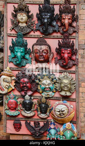 Masken für den Verkauf in einem Souvenirshop in Bhaktapur, in der Nähe von Kathmandu, Nepa Stockfoto