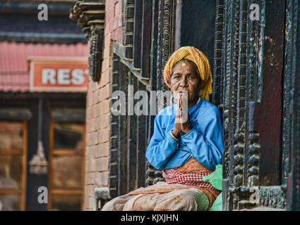 Frau auf Tempel schritt Gruß Namaste, Bhaktapur, Nepal Stockfoto