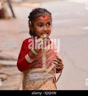 Mädchen essen ein Eis während Dasain Urlaub, Kathmandu, Nepal Stockfoto