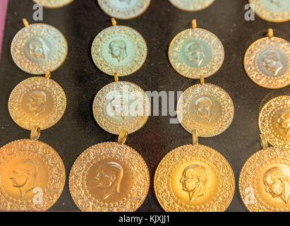 Türkische Viertel und voller Goldmünzen auf Händler zum Verkauf Abschaltdruck Stockfoto