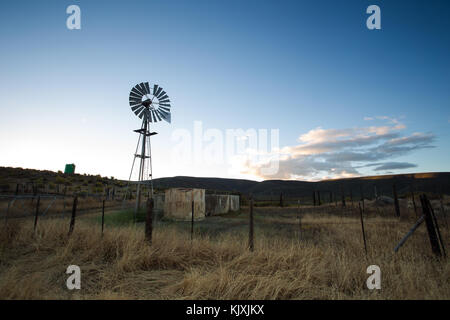 Mühle/windpomp in der Dämmerung in der tankwa Karoo Südafrika Stockfoto