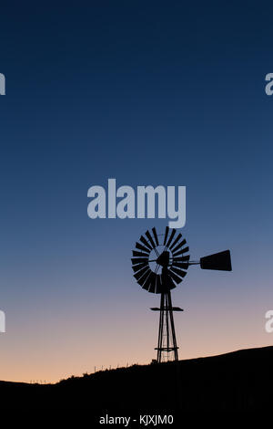 Mühle/windpomp in der Dämmerung in der tankwa Karoo Südafrika Stockfoto