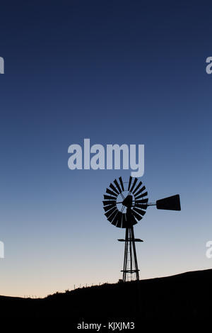 Mühle/windpomp in der Dämmerung in der tankwa Karoo Südafrika Stockfoto