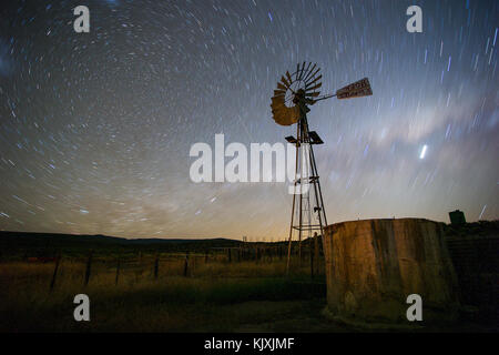 Mühle/windpomp in der Dämmerung in der tankwa Karoo Südafrika Stockfoto