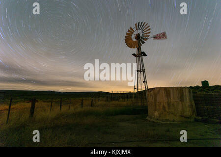 Mühle/windpomp in der Dämmerung in der tankwa Karoo Südafrika Stockfoto