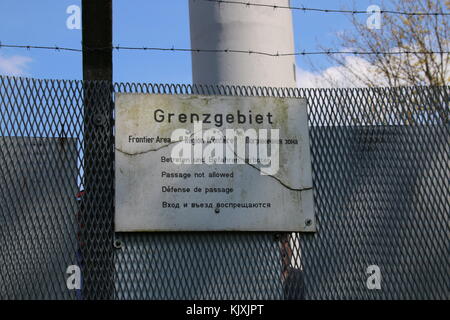 Börgerende, Deutschland - 5. Mai 2016: Warnschild. Grenzgebiet. Ehemaliges Grenzgebiet der DDR, Ostsee. Stockfoto