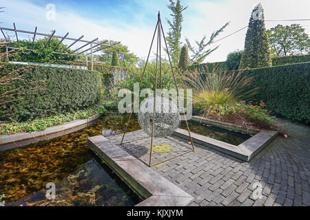 Apeltern, Niederlande, 29. September 2017: Dekorative Kunst Element im Garten Stockfoto