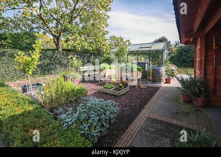 Apeltern, Niederlande, 29. September 2017: Kräutergarten mit Gewächshaus im Garten Stockfoto