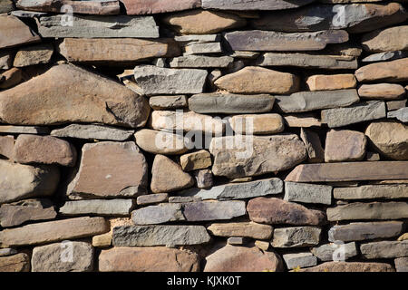 Texturen in einem Alter, alte Rock Wall auf einem Bauernhof in der tankwa Karoo Südafrika Stockfoto