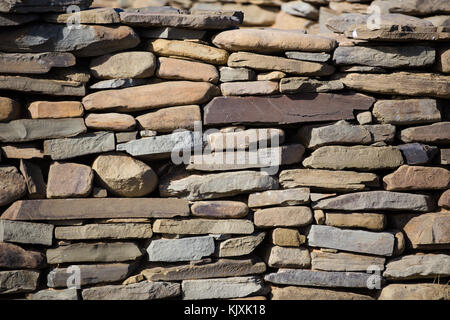 Texturen in einem Alter, alte Rock Wall auf einem Bauernhof in der tankwa Karoo Südafrika Stockfoto