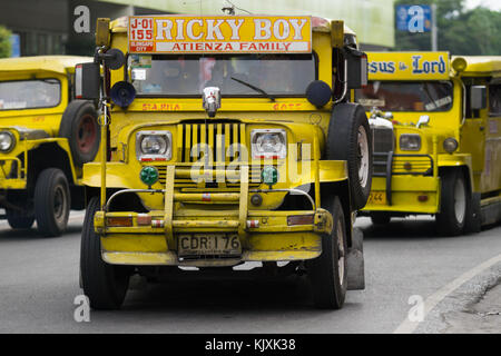 Eine gelbe Public Utility Jeepney Fahrzeug in Olongapo City, Bataan, Philippinen angetrieben Stockfoto