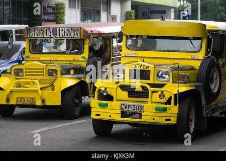 Eine gelbe Public Utility Jeepney Fahrzeug in Olongapo City, Bataan, Philippinen angetrieben Stockfoto